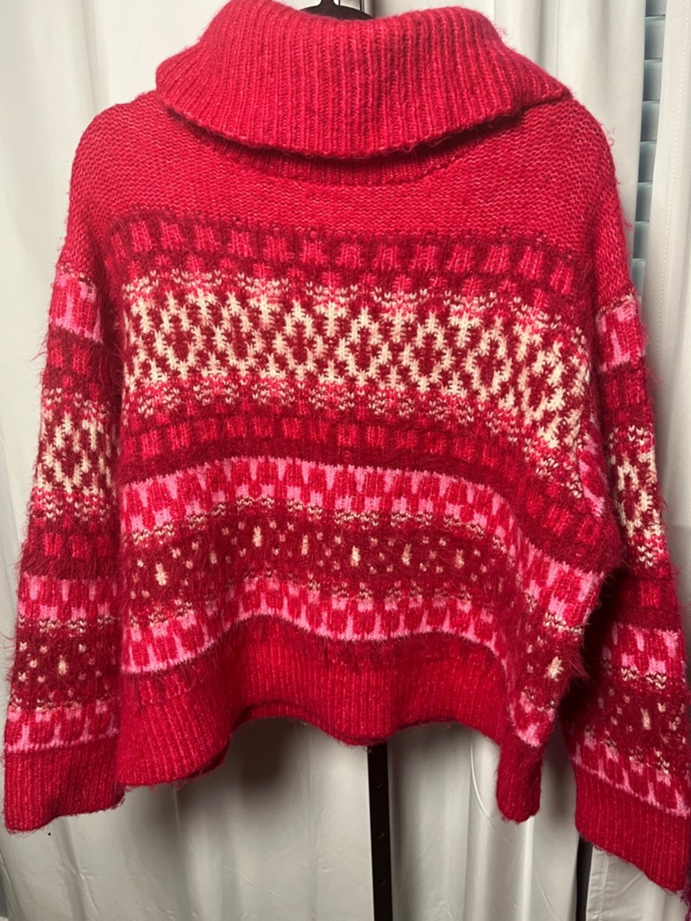 Universal Threads XL Women's Red Patterned Turtleneck Sweater